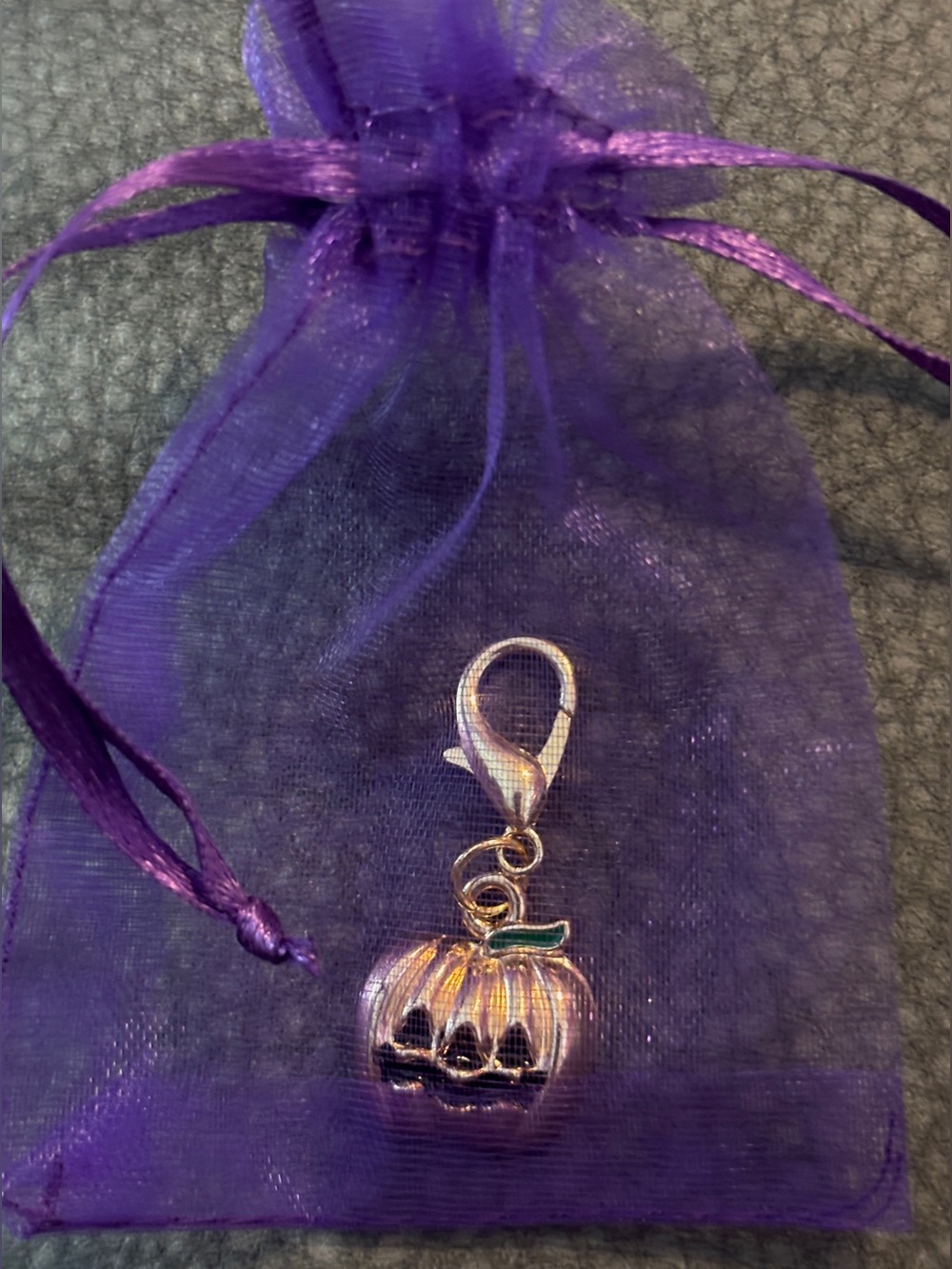 Jack-o'-Lantern Charm & Clasp, Gold-Tone with Green Leaf & Black Cutout Face NEW - Picture 7 of 7